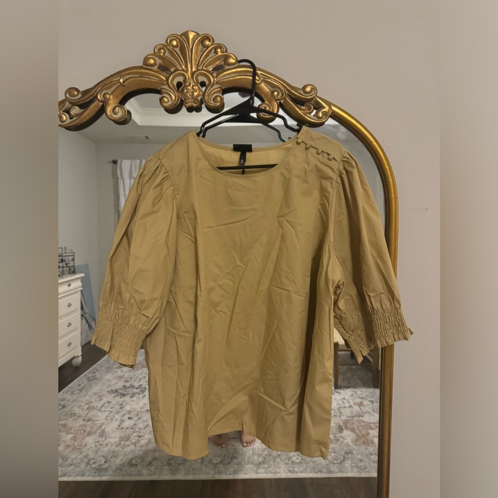 New with tags- marigold top with unique button and sleeve detail- 2XL